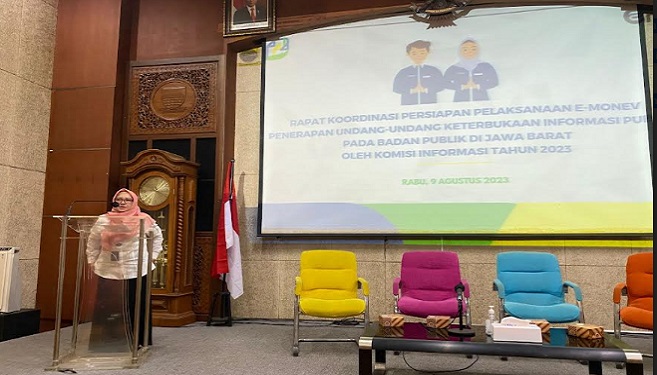 Pemerintah Kota (Pemkot) Bandung bertekad mempertahankan statusnya sebagai Badan Publik Informatif. Pasalnya Pemkot Bandung telah 7 tahun berturut-turut mendapat anugerah sebagai Badan Publik Kategori Pemerintah Kabupaten/Kota Informatif dalam E-Monev Keterbukaan Informasi Publik Pada Badan Publik. "Sudah 7 kali berturut-turut Pemkot Bandung menjadi badan publik yang informatif. Tentu saja prestasi tersebut dapat diwujudkan karena adanya dukungan dan kolaborasi dari berbagai instansi badan publik," ujar Kepala Bidang Diseminasi Diskominfo Kota Bandung, Susi Darsiti saat rapat koordinasi di Balai Kota Bandung, Rabu 9 Agustus 2023. Ia mengungkapkan, mempertahankan sebuah prestasi lebih sulit daripada mendapatkannya. Apalagi terdapat beberapa perbedaan yang signifikan pada pelaksanaan penerapan keterbukaan informasi publik oleh Komisi Informasi tahun ini.