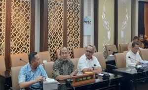 DPRD Jawa Barat menerima kunjungan kerja Dewan Perwakilan Rakyat Daerah Kota Bogor dan Kabupaten Kolaka, Sulawesi Tenggara, Bandung, Selasa (22/8/2023). Kunjungan kerja diterima Anggota DPRD Jawa Barat Iwan Suryawan, turut mendampingi Kepala Bagian (Kabag) Fasilitasi Penganggaran dan Pengawasan Sekretariat DPRD Jawa Barat Iman Tohidin. Iwan Suryawan menuturkan, beberapa hal dibahas dalam kunjungan kerja DPRD Kota Bogor dan Kabupaten Kolaka. Pertama, pembahasan Kebijakan Umum Anggaran dan Prioritas Plafon Anggaran Sementara (KUA-PPAS) Tahun Anggaran (TA) 2024. Kedua, pembahasan terkait Undang-Undang (UU) Nomor 1 Tahun 2022 tentang Hubungan Keuangan antara Pemerintah Pusat dan Pemerintah Daerah (HKPD).