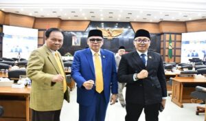 Dewan Perwakilan Rakyat Daerah (DPRD) Jawa Barat mengumumkan perubahan posisi Ketua Fraksi Golongan Karya atau Golkar dalam rapat paripurna, Rabu (16/8/2023). Pengumuman perubahan posisi Ketua Fraksi Golkar tersebut dilakukan sebelum agenda mendengarkan pidato kenegaraan Presiden Republik Indonesia (RI) dalam rangka Hari Ulang Tahun (HUT) ke-78 Kemerdekaan RI. “Kami telah menerima surat dari DPD Partai Golkar Jabar Nomor B-41/GOLKAR/VIII/2023 Tanggal 4 Agustus 2023 perihal posisi Ketua Fraksi Golkar,” tutur pimpinan rapat paripurna Wakil Ketua DPRD Jawa Barat Achmad Ruhiyat, Bandung, Rabu (16/8/2023).