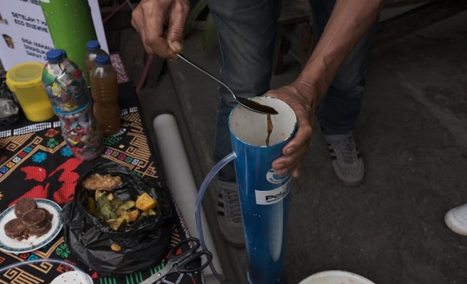 Warga RW 10 Kelurahan Kujangsari, Bandung Kidul, Kota Bandung punya gerakan keren bernama Bumi Satimi. Kegiatan ini merupakan singkatan dari Budaya Milah Sampah ti Bumi. Humas Kota Bandung memiliki kesempatan untuk berkunjung ke RW 10 Kelurahan Kujangsari, Selasa 5 September 2023. Tampak sejak pagi, para warga dan juga para ibu-ibu PKK sedang melaksanakan kegiatan Bumi Santimi ini. Kolaborasi ibu-ibu PKK ini tak lepas dari peran Lurah Kujangsari, Yunika Wihastini. Ia mengaku senang kegiatan ini menjadikan kawasan di Kelurahan Kujangsari relatif tidak begitu kerepotan di tengah permasalahan sampah yang sedang dialami kota Bandung.