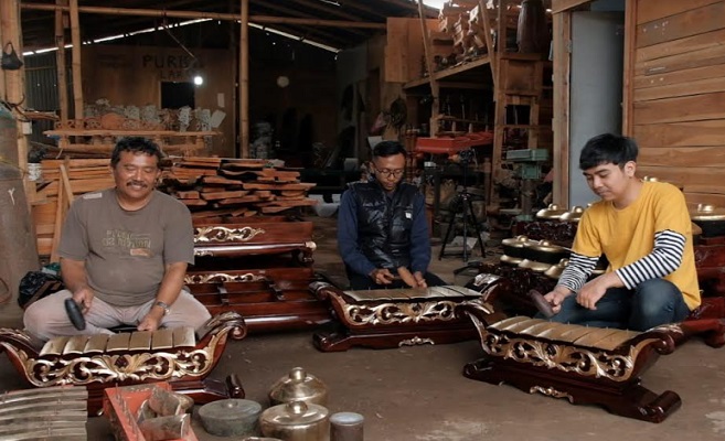 Gamelan, kesenian khas Sunda, menjadi musik khas yang sering dimainkan pada zaman dahulu saat hajatan atau di tempat khusus, seperti kerajaan hingga kini masih bertahan. Di Kota Bandung terdapat perajin gamelan yang telah bertahan sejak tahun 1960, Gemelan Purbalaras namanya. Namanya sudah harum hingga mancanegara. Berkesempatan mengunjungi bengkel pembuatan Gamelan Purbalaras di RT 09 RW 01 Kelurahan Cipamokolan Kecamatan Rancasari dan bertemu dengan sang pemilik Dedi Rahmat atau yang lebih dikenal dengan Asep Ahum. Ia merupakan generasi kedua yang meneruskan usaha bapaknya.