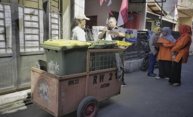 Bermula dari kebuntuan mencari dana untuk perayaan HUT RI, para pemuda Karang Taruna RW 21 Antapani Tengah mencari cara lain dengan mengumpulkan sampah. Dari sanalah akhirnya mereka bisa membiayai acara Agustusan bahkan hingga berlanjut sampai sekarang untuk operasional Karang Taruna. "Daripada danusan terus, bosen. Kita cari cara lain buat biayai acara Agustusan. Coba-coba ambil sampah anorganik di warga, terus dijual di bandar barang bekas. Ternyata lumayan juga hasilnya," kata Ketua Karang Taruna Unit 21 Antapani Tengah, Wahyu Nugraha. Pengambilan sampah anorganik dilakukan seminggu sekali setiap hari Minggu dari pukul 09.00-15.00 WIB. Sampah anorganik yang paling banyak diperoleh jenis kardus dan botol mineral.