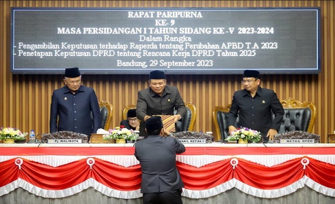 Rancangan Peraturan Daerah (Raperda) Kota Bandung tentang perubahan APBD TA 2023 telah disetujui oleh DPRD Kota Bandung. Hal itu tertuang dalam Rapat Paripurna, Jumat 29 September 2023. Adapun struktur Rencana APBD Perubahan 2023 sebagai berikut: 1. Pendapatan daerah Kota Bandung, semula Rp7,42 triliun, setelah perubahan menjadi Rp7,11 triliun. 2. Belanja Daerah, semula Rp7,57 triliun, menjadi Rp7,64 triliun. 3. Alokasi pembiayaan netto, sekitar Rp529,38 miliar. Penjabat Wali Kota Bandung, Bambang Tirtoyuliono pada kesempatan tersebut menyampaikan terima kasih atas dukungan dari DPRD Kota Bandung dalam merumuskan rancangan kebijakan APBD Perubahan 2023.