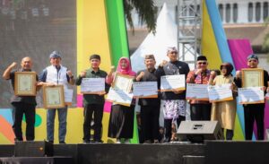 Pemerintah Kota (Pemkot) Bandung meraih penghargaan dari Provinsi Jawa Barat terkait karya budaya yang telah ditetapkan sebagai warisan budaya tak benda Indonesia dan Provinsi Jawa Barat Periode 2018-2023 Terdapat 4 karya budaya yang telah ditetapkan sebagai warisan budaya tak benda Indonesia dan 11 karya budaya yang telah ditetapkan sebagai warisan budaya tak benda Provinsi Jawa Barat. Penghargaan tersebut diberikan Gubernur Jawa Barat, Ridwan Kamil kepada Plh. Wali Kota Bandung, Ema Sumarna pada kegiatan penyerahan Sertifikat Warisan Budaya Tak Benda (WBTB), di Gedung Sate Bandung, Minggu 3 September 2023.