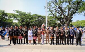 Kota Bandung memperingati hari jadi ke-213, Senin 25 September 2023. Penjabat Wali Kota Bandung Bambang Tirtoyuliono mengajak seluruh pihak untuk menyambut dan memaknai positif Hari Jadi ke-213 Kota Bandung (HJKB) tahun 2023. Hal itu disampaikan Bambang dalam Upacara HJKB 2023 di Plaza Balai Kota. Menurutnya, perjalanan Kota Bandung dalam beberapa tahun terakhir mengalami perkembangan yang cukup berarti, baik dari aspek fisik maupun sosial, ekonomi, dan budaya. "Perkembangan ini cenderung akan semakin pesat ketika pembangunan infrastuktur kota saling terintegrasi dengan infrastuktur kawasan yang semakin meluas," kata Bambang.