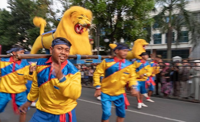 Anugerah Ikon Pancasila dan Insan Pancasila 2023 berlangsung di Gedung Konferensi Asia Afrika, Jalan Asia Afrika Kota Bandung, 9 September 2023. Bagian menarik di acara ini adalah Kirab Pancasila, yang berlangsung mulai sekitar pukul 15.40 WIB. Kirab di sepanjang Jalan Asia Afrika itu melibatkan banyak pihak. Mulai dari Canka Panorama Marching band Secapa TNI AD, Forum Pembauran Kebangsaan (FPK) Jawa Barat, Komunitas Seni Benjang, Komunitas Bandung Culture, Paskibraka Kota Bandung, Gema Angklung Sabilulungan, ISBI Bandung, Ega Robot Ethnic Percussion, Paguyuban Sepeda Bandung Baheula, Mojang Jajaka Kota Bandung, Sisingaan, Reog, dan masib banyak lagi. Sejumlah warga tampak antusias merekam momen-momen Kirab Pancasila ini. Kemeriahan ini mengingatkan kita pada acara-acara kenegaraan yang biasa digelar di Jalan Asia Afrika.