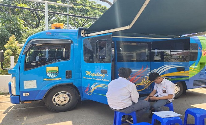 Untuk mempercepat proses adminstrasi kependudukan, Dinas Kependudukan dan Pencatatan Sipil (Disdukcapil) Kota Bandung menghadirkan mobil Mapeling (Memberi Layanan Keliling) di SMA Alfa Centauri Jalan Diponegoro, 4-5 September 2023 ini. Jenis layanan yang diselenggarakan di sana yaitu perekaman KTP-El dan aktivasi IKD (Identitas Kependudukan Digital). Kegiatan serupa juga pernah dilaksanakan di SMA Taruna Bakti dan SMA Pasundan 7. Menurut Salah Satu Guru SMA Alfa Centauri, Taufik Fauzi Rahman, layanan Disdukcapil ini sangat bermanfaat sekali. Apalagi Disdukcapil mau datang langsung ke siswa. Sehingga siswa tidak terlalu terganggu waktu belajarnya hanya untuk mengurus adminsitrasi kependudukannya.