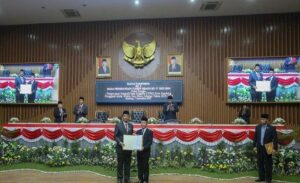 Plh Wali Kota Bandung, Ema Sumarna mengucapkan selamat kepada anggota DPRD Kota Bandung, Tanu Wijaya yang baru dilantik sebagai Pengganti Antar Waktu (PAW) sisa periode 2019-2024. Hal itu diungkapkan Ema usai menghadiri Paripurna Istimewa Pelantikan dan Pengambilan Sumpah PAW anggota DPRD Kota Bandung periode 2019 - 2024 di Ruang Rapat Paripurna DPRD Kota Bandung, Jumat 1 September 2023. Pada kesempatan tersebut, Ketua DPRD Kota Bandung, Tedy Rusmawan, melantik Tanu Wijaya sebagai Pengganti Antara Waktu (PAW) anggota DPRD Kota Bandung dari Fraksi Partai Demokrat. Tanu dilantik menggantikan Entang Suryaman yang telah mengundurkan diri sebelumnya.