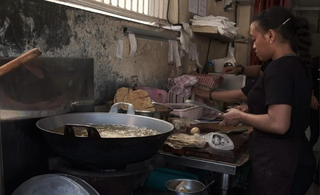 Siapa yang tak kenal pempek, kudapan khas Bumi Sriwijaya ini berhasil menggoyangkan lidah di Bumi Parahyangan. Di Kota Bandung juga banyak penjual atau tempat makan pempek. Salah satunya Pempek Rama di Jalan Rama No. 28-30, Kelurahan Arjuna Kecamatan Cicendo. "Sejarah Pempek Rama, awal tahun 1988. Saya main ke Bandung dan melihat belum banyak yang usaha pempek. Lantas saya coba menyicip sampai yang paling top, tapi menurut saya itu masih kurang rasa," kata Pemilik Pempek Rama, Benjamin.