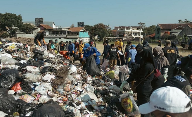 Plh. Wali Kota Bandung, Ema Sumarna meminta para kepala sekolah untuk lebih peka terhadap lingkungan. Salah satunya permasalahan sampah. Apalagi saat ini Kota Bandung tengah dihadapkan pada permasalahan harus mengelola sampah dari hulu karena adanya pembatasan di TPA Sarimukti. Ema meminta agar para pendidik mengedukasi para siswa supaya sampah tidak menjadi momok yang menakutkan, tetapi bisa dimanfaatkan dan bernilai ekonomi