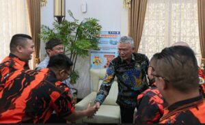 Pemuda Pancasila Kota Bandung menegaskan siap membantu Pemerintah Kota (Pemkot) Bandung menyelesaikan permasalahan sampah. Hal itu sebagai bentuk kecintaan Pemuda Pancasila terhadap lingkungan. Hal itu diungkapkan Ketua Pemuda Pancasila Kota Bandung, Kisnandar di Balai Kota Bandung, Jumat, 29 September 2023. "Kami rutin mengedukasi anggota terkait kebersihan lingkungan. Setiap bagian ikut andil untuk memahami tugas, pokok dan fungsinya. Sehingga para anggota wajib untuk memahami bidang yang diembannya, termasuk soal kebersihan," katanya.