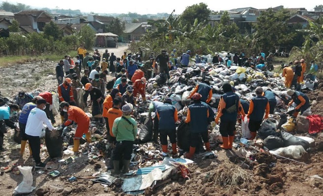 Pemerintah Kota (Pemkot) Bandung kembali membuat titik lubang besar untuk mengubur sampah organik. Kali ini, Pemkot Bandung menyiapkan lubang pembuangan sampah organik di Kecamatan Cibiru, setelah sebelumnya lubang dibuat di Taman Tegallega. Upaya itu guna menangani penumpukan sampah di beberapa ruas jalan dan tempat pembuangan sementara (TPS) di wilayah Kecamatan Cibiru. Selain pembuatan lubang pembuangan sampah organik, ratusan warga bersama ASN, TNI dan Polri se-Kecamatan Cibiru juga melakukan kegiatan pemilihan sampah masal.