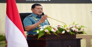 Kepada Komandan satuan jajaran TNI untuk lebih meningkatkan pengawasan melekat kepada seluruh prajurit TNI. Demikian disampaikan Panglima TNI Laksamana TNI Yudo Margono S.E., M.M. di Mabes TNI Cilangkap, Jakarta Timur, Jumat (1/9/2023). Panglima TNI menegaskan untuk lebih meningkatkan pengamanan dan pengawasan personel, khususnya terhadap prajurit yang berperilaku aneh, tidak wajar, sering terlambat masuk, bergaya hidup mewah dan sering menyendiri.