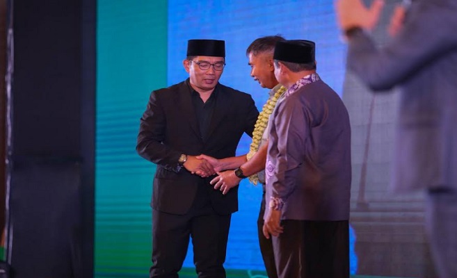 Atas nama Pemerintah Kota Bandung, Pelaksana Harian Wali Kota Bandung, Ema Sumarna menghaturkan terima kasih kepada Gubernur Jawa Barat Periode 2018-2023 Ridwan Kamil dan Wakil Gubernur Jawa Barat periode 2018-2023 Uu Ruhzanul Ulum atas dedikasinya membangun provinsi Jawa Barat. "Tentunya sebagai bagian dari pembangunan di Jawa Barat, kami haturkan terima kasih atas dedikasi (Ridwan Kamil - Uu Ruhzanul Ulum) yang sangat luar biasa membangun Jawa Barat," kata Ema. Hal itu dilontarkan Ema saat menghadiri Malam Refleksi Kepemimpinan Jabar Juara di Pullman Hotel, Jalan Diponegoro, Kota Bandung, Selasa 5 September 2023.