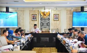 Badan Musyawarah DPRD Provinsi Jawa Barat sepakati jadwal kegiatan bersama Tim Anggaran Pemerintah Daerah (TAPD) Provinsi Jawa Barat. Kesepakatan tersebut menjadi keputusan dalam rapat Badan Musyawarah DPRD Provinsi Jawa Barat yang dipimpin oleh Wakil Ketua DPRD Provinsi Jawa Barat Achmad Ru’yat, dan diikuti oleh anggota Badan Musyawarah serta Sekretaris DPRD Jawa Barat, Barnas Adjidin. Achmad Ru’yat memaparkan rencana jadwal kegiatan pimpinan dan anggota DPRD Provinsi Jawa Barat baik jadwal kegiatan masa sidang III 2022/2023 hingga masa sidang berikutnya. Setelah pemaparan, dilanjutkan pembahasan serta kesepakatan bersama atas jadwal kegiatan pimpinan dan anggota DPRD Jawa Barat.