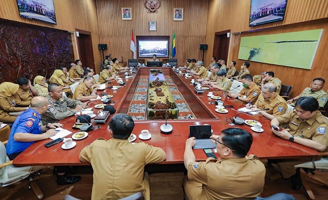 Memasuki bulan September, Hari Jadi ke-213 Kota Bandung (HJKB) semakin dekat. Di beberapa wilayah sudah mulai dirasakan aura kemeriahannya. Salah satunya dengan memasang sarung pohon untuk menyambut HJKB 213. Plh Wali Kota Bandung, Ema Sumarna menyebutkan, selain meriah, HJKB tahun ini harus memiliki makna dan bisa dirasakan oleh seluruh masyarakat Kota Bandung. "Akan ada lomba Adipura antar kecamatan. Bikin kegiatan yang melibatkan masyarakat di wilayah masing-masing. Misalnya dengan gerakan kebersihan, biar masyarakat juga tahu kalau kotanya sedang berulang tahun," ujar Ema di Balai Kota Bandung, Senin 4 September 2023.