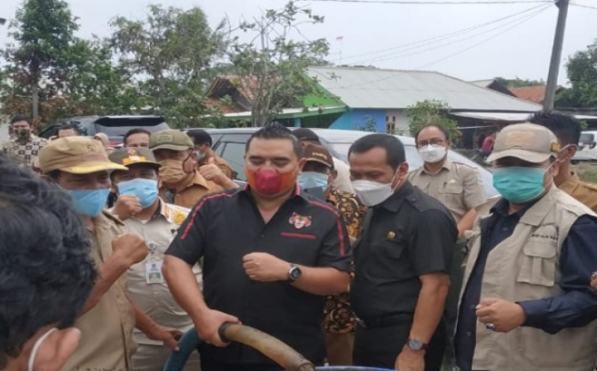 Anggota DPRD Provinsi Jawa Barat, Syaharir, SE, M.IPol, memberikan bantuan air bersih untuk warga yang berada di Kampung Kedung Ringin RT 05/03, Desa Sukaringin, Kecamatan Sukawangi, Kabupaten Bekasi. Anggota Fraksi Partai Derindra Persatuan DPRD Provinsi Jawa Barat ini, meminta Bupati Bekasi Dani Ramdan dan jajarannya fokus menangani 30 desa tersebar 10 kecamatan yang dilanda darurat kekeringan bisa tertangani secepatnya sehingga tidak semakin meluas. “Namanya darurat jadi harus ditangani secara cepat, taktis dan fokus sehingga kedaruratan kekeringan dapat teratasi. Pemkab Bekasi jangan lengah apalagi masih disibukkan acara acara serimonial dengan soal-soal receh yang tidak menyentuh langsung ke masyarakat,” ungkap Anggota Komisi 1 DPRD Provinsi Jawa Barat dalam keterangannya kepada media , Sabtu (16/9/2023)