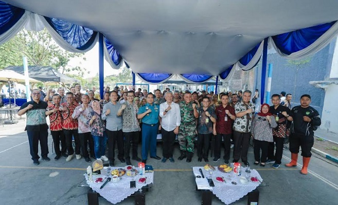 Pemkot Bandung menjelang musim hujan, menggencarkan pembersihan sungai dan saluran air dari sedimentasi melalui program Mapag Hujan. Hal itu dilakukan demi mengantisipasi terjadinya banjir, yang kerap melanda sejumlah titik di Kota Bandung. Penjabat Wali Kota Bandung, Bambang Tirtoyuliono mengatakan, Pemkot Bandung telah melakukan berbagai kegiatan untuk memitigasi banjir di Kota Bandung. Dari data jumlah titik banjir di Kota Bandung terus menurun dari tahun ke tahun. "Saya dapat laporan dari Bapelitbang Kota Bandung bahwa tahun 2020 area banjir atau titik banjir kita itu ada 21, nah tahun 2023 hanya tinggal 7," kata Bambang saat memimpin Rapat Koordinasi Menjelang Musim Penghujan (Mapag Hujan) di Ciko Arena 5 Kelurahan Maleer Kecamatan Batununggal, Jumat 29 September 2023.