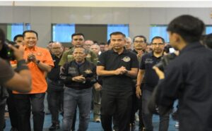 Penjabat Gubernur Jawa Barat Bey Machmudin membuka babak kualifikasi PON XXI/2024 cabang olahraga tarung derajat di Gedung Youth Center Sport Jabar, Kota Bandung, Kamis (19/10/2023). Bey mengapresiasi jajaran pengurus tarung derajat yang telah berperan aktif dalam membangun dan memajukan olahraga bela diri yang lahir di Jabar. Jabar sukses menjadi juara umum berturut-turut pada PON XIX Jawa Barat tahun 2016 dan PON XX Papua tahun 2021.