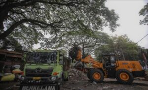 Pemerintah Kota (Pemkot) Bandung semakin serius dalam menindaklanjuti persoalan sampah. Bahkan, ada dua peraturan daerah (Perda) yang lahir untuk mengatur hal tersebut. Kepala Bidang Penegakan Produk Hukum Daerah Satpol PP Kota Bandung, Bagus Wahyudiono menyebutkan, ada dua perda yang berkaitan dengan penanganan sampah di Kota Bandung. Pertama, Perda nomor 9 tahun 2019 tentang tibumtranlinmas. Kedua, Perda nomor 9 tahun 2018 tentang pengelolaan sampah. Bagus menjabarkan, salah satu pasal dalam Perda nomor 9 tahun 2019 tentang tibumtranlinmas, yakni pasal 11 ayat 2 yang berbunyi Setiap pengguna kendaraan bermotor dilarang membuang sampah selain di tempat yang telah ditentukan.