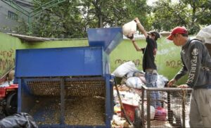 Berbagai upaya dilakukan Pemerintah Kota (Pemkot) Bandung dalam upaya penanganan darurat sampah yang terjadi akibat kebakaran di TPA Sarimukti. Salah satunya dengan memasang mesin Gibrik Mini di sejumlah Tempat Pembuangan Sementara (TPS). Sebagai informasi, Gibrik Mini merupakan salah satu alat pemilah sampah yang dapat memisahkan sampah organik dan anorganik. Kinerja alat ini dianggap mampu membantu para petugas sampah di TPS. Salah satunya di TPS 3R Kelurahan Kebon Jeruk Kecamatan Andir. Kehadiran Gibrik Mini di TPS ini disebut dapat menjadi solusi penanganan masalah sampah.