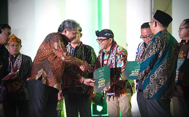 Penjabat Gubernur Jawa Barat Bey Machmudin menghadiri acara Apresiasi Warisan Budaya Indonesia Tahun 2023 di kawasan Kota Tua, Jakarta, Rabu (25/10/2023). Pada kesempatan itu Pemerintah Daerah Provinsi Jabar menerima sertifikat untuk penetapan warisan budaya tak benda (WBTB) Indonesia. Warisan budaya bersifat tak benda tersebut mencangkup cerita rakyat yang melegenda, resep makanan, bahasa, permainan rakyat hingga seni pertunjukan.