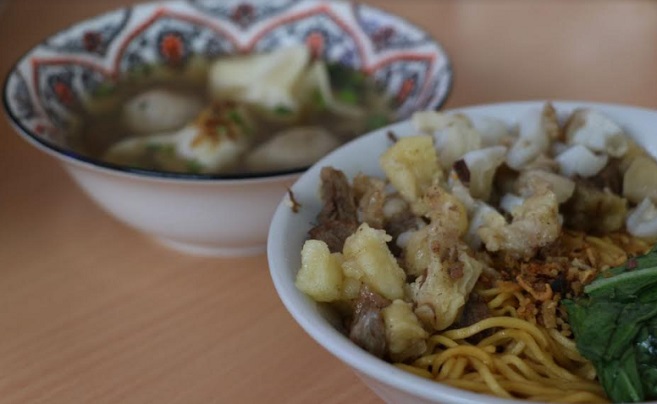 Kuliner favorit, bakso terus berinovasi. Setiap penjual berusaha menyajikan menu andalan rasa bangsawan. Bikin nagih, pedas, manis, asem semua campur sampai racikan setiap pembeli memiliki rasa tersendiri. Kali ini, baso yang unik berada di kawasan Antapani, Tepatnya Jalan Purwakarta no.133 Kota Bandung.