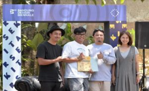 Bandung Design Biennale (BDB) 2023 kembali hadir dengan mengusung tema utama, “Sekitar: Wacana Transformasi Budaya dan Gagasan Desain dalam Solusi Bermasyarakat". BDB yang diprakarsai oleh Yayasan Bandung Desain Kolektif diselenggarakan pada 1-28 Oktober 2023. Sebagai informasi, BDB kali ini hadir sebagai bentuk semangat akan kepedulian, partisipatif, dan dampak dari bidang desain sebagai solusi terhadap permasalahan sosial yang ada di Bandung dan sekitarnya. Melalui program series yang eksklusif, BDB 2023 menghadirkan Design Statement merupakan pameran untuk menampilkan hasil karya para desainer atas idenya bagi sekitar.