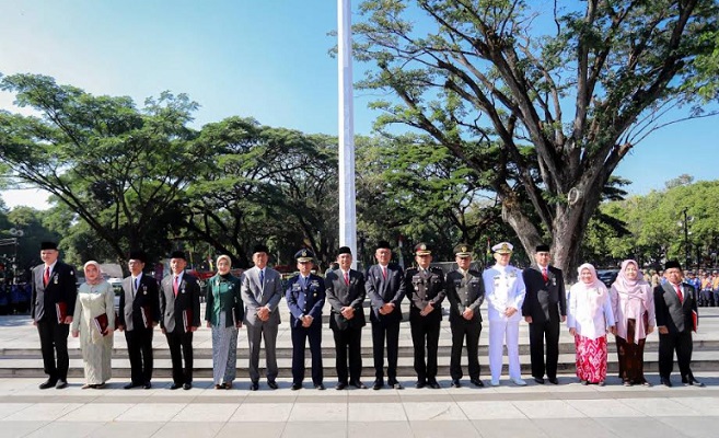 Penjabat Wali Kota Bandung, Bambang Tirtoyuliono mengajak masyarakat untuk tetap mempertahankan dan mengamalkan nilai-nilai Pancasila sebagai sumber kekuatan menggalang kebersamaan untuk memperjuangkan, menegakkan kebenaran dan keadilan demi keutuhan Negara Kesatuan Republik Indonesia. Hal tersebut diungkapkan Bambang usai Upacara Peringatan Hari Kesaksian Pancasila Tingkat Kota Bandung Tahun 2023 di Plaza Balai Kota Bandung, Minggu 1 Oktober 2023. "Saya mengingatkan agar kita semua terus mengamalkan nilai ideologi Pancasila, mengenang jasa para pendahulu, serta mensyukuri prestasi bangsa Indonesia berkat bimbingan Pancasila," katanya.