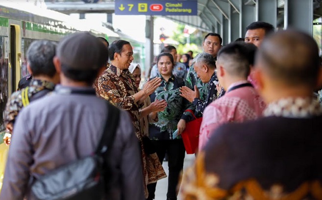 Presiden RI, Joko Widodo meresmikan pengoperasian Kereta Cepat Jakarta-Bandung (KCJB) Whoosh, Senin 2 Oktober 2023. Atas hal tersebut, Penjabat Wali Kota Bandung, Bambang Tirtoyuliono optimis hal itu bisa meningkatkan perekonomian Kota Bandung. "Ini menggairahkan kembali industri di Kota Bandung. Mulai dari pariwisata, UMKM dan sebagainya," ungkap Bambang di Stasiun Bandung, Senin 2 Oktober 2023. Sebelumnya, Presiden Joko Widodo meresmikan KCJB, dengan kereta ini dari Stasiun Halim ke Stasiun Padalarang Kabupaten Bandung Barat (KBB). Dari stasiun Padalarang, Jokowi naik KA Feeder menuju Stasiun Bandung.