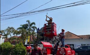 Pemerintah Kota (Pemkot) Bandung terus mengakselerasi penurunan dan perapian kabel udara di sejumlah ruas jalan di Kota Bandung. Upaya ini sebagai upaya meningkatkan keamanan, kenyamanan dan estetika Kota. Saat ini Pemkot Bandung sedang menurunkan kabel udara di ruas Jalan Riau pada Selasa 3 Oktober 2023. Penurunan dan perapian kabel ini mendapat dukungan penuh dari Dewan Perwakilan Rakyat Daerah (DPRD) Kota Bandung. Ketua Komisi A DPRD Kota Bandung, Rizal Khairul menyampaikan apresiasinya atas upaya perapian dan penurunan kabel oleh Pemkot Bandung melalui Dinas Komunikasi dan Informatika (Diskominfo) Kota Bandung.