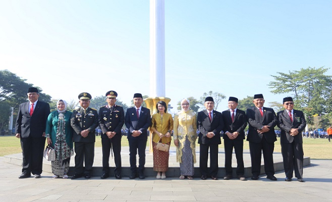 Dewan Perwakilan Rakyat Daerah (DPRD) Provinsi Jawa Barat mengajak masyarakat untuk terus mempertahankan dan mengamalkan nilai-nilai Pancasila ditengah masyarakat guna untuk menjaga Negara Kesatuan Republik Indonesia agar tetap utuh. Hal itu diungkapkan Anggota DPRD Provinsi Jawa Barat H. Abdul Harris Bobihoe saat upacara Peringatan Hari Kesaktian Pancasila Tahun 2023 Tingkat Provinsi Jawa Barat di Lapangan Gasibu Kota Bandung, Minggu (1/10/2023). Dalam kesempatannya, upacara tersebut mengusung tema “Pancasila Pemersatu Bangsa Menuju Indonesia Maju”.