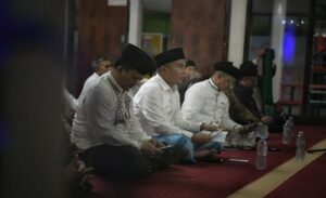 Penjabat (Pj.) Gubernur Jawa Barat Bey Machmudin menghadiri Istighosah dalam rangka Peringatan Hari Santri Nasional Tingkat Provinsi Jawa Barat di Masjid At-Taqwa, Kota Bandung, Sabtu (21/10/2023). Dalam sambutannya, Bey menuturkan bahwa santri merupakan pilar utama pendidikan Islam di seluruh penjuru dunia. Para santri berjuang untuk memahami dan mengamalkan ajaran agama dengan sungguh-sungguh. "Dengan menjadikan ilmu pengetahuan sebagai senjata kebijakan, serta menjunjung tinggi nilai-nilai kebaikan, keadilan, dan kasih sayang," katanya.