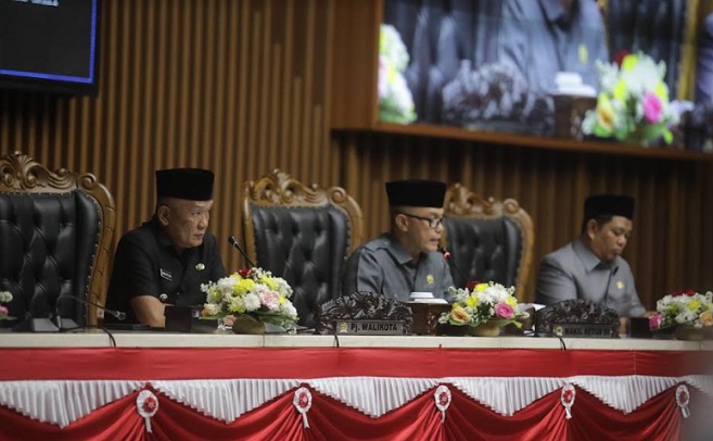 Pj Wali Kota Bandung, Bambang Tirtoyuliono menyampaikan jawaban atas pandangan umum fraksi-fraksi terhadap lima Rancangan Peraturan Daerah (Raperda) dari Program Pembentukan Peraturan Daerah (propemperda) tahun 2023 tahap II di Gedung DPRD Kota Bandung, Jumat 27 Oktober 2023. Kelima Raperda tersebut yakni : 1. Raperda tentang Perubahan Penatan Pedagang Kaki Lima. 2. Raperda tentang Pengelolan dan Perlindungan Lingkungan Hidup. 3. Raperda tentang Penyelenggaraan Keolahragaan. 4. Raperda tentang Pengawasan dan Pengelolaan Minuman Beralkohol. 5. Raperda tentang Pencabutan Perda Nomor 11 Tahun 2011 tentang Pengolaan Tanah dan Bangunan Milik Pemerintah Daerah.