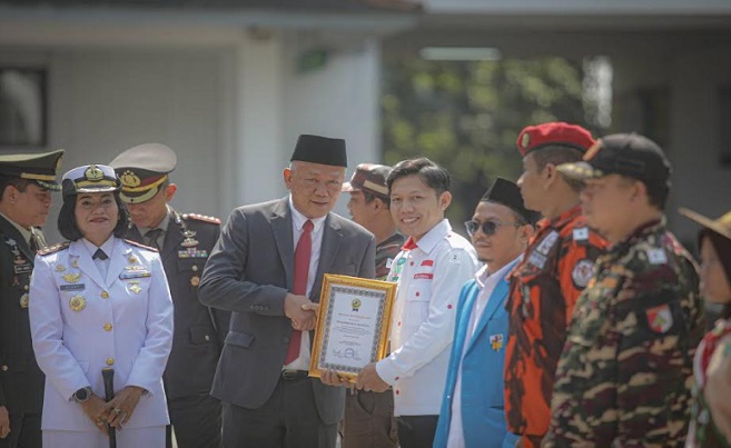 Pj Wali Kota Bandung, Bambang Tirtoyuliono mengajak para pemuda untuk melek teknologi. Penguasaan teknologi dan informasi serta literasi digital menjadi sesuatu yang harus diseriusi. Dengan penguasaan teknologi serta kolaborasi dapat mengakselerasi percepatan pembangunan khususnya di Kota Bandung. Hal tersebut diungkapkan Bambang pada peringatan Hari Sumpah Pemuda di Plaza Balai Kota Bandung, Sabtu 28 Oktober 2023.