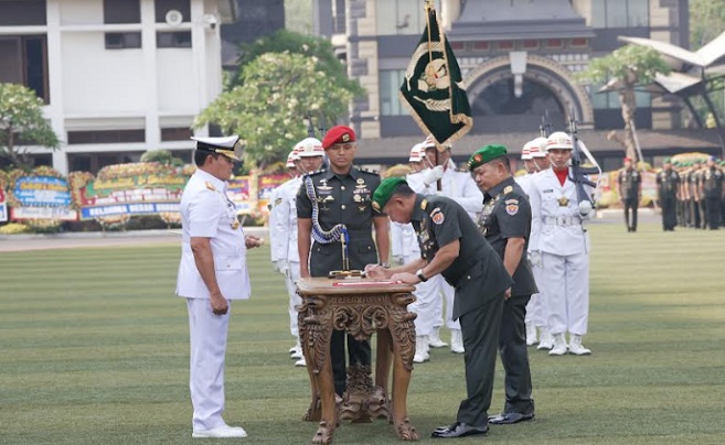 Panglima TNI Laksamana TNI Yudo Margono, S.E., M.M. memimpin serah terima jabatan Kepala Staf Angkatan Darat (Kasad) dari Jenderal TNI Dudung Abdurachman kepada Jenderal TNI Agus Subiyanto, S.E., M.Si., yang dilaksanakan dalam suatu upacara militer, bertempat di Mabes AD, Jakarta Pusat, Jumat (27/10/2023). Dalam upacara militer tersebut, proses serah terima jabatan berlangsung secara hikmat, diawali dengan proses penyerahan dan penghormatan panji TNI AD Kartika Eka Paksi. Dilanjutkan penandatanganan berita acara serah terima jabatan, sebagai tanda serah terima jabatan dari Jenderal TNI Dudung Abdurachman kepada Jenderal TNI Agus Subiyanto yang disaksikan langsung Panglima TNI Laksamana TNI Yudo Margono.