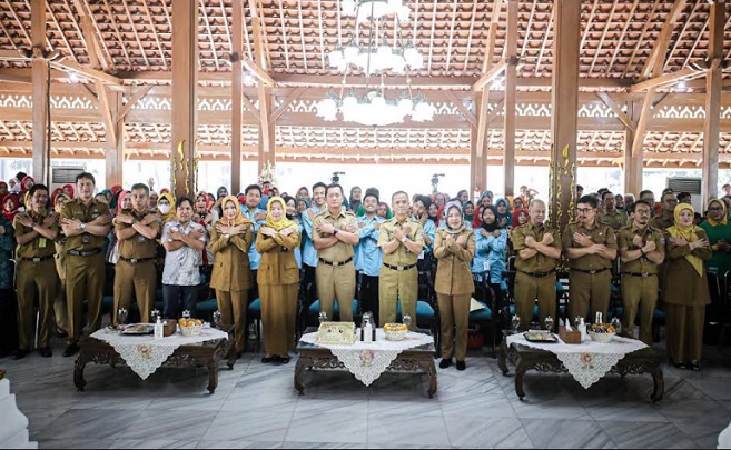 Angka kekerasan pada perempuan dan anak di Kota Bandung masih cenderung tinggi. Berdasarkan data Dinas Pemberdayaan Perempuan dan Perlindungan Anak (DP3A) Kota Bandung, pada tahun 2022 terdapat 450 kasus yang masuk ke laporan UPTD PPA. Oleh karena itu, sebagai upaya menurunkan angka kasus kekerasan, DP3A Kota Bandung meluncurkan fasilitas berupa Sekolah dan Layanan Perlindungan Perempuan dan Anak (Senandung Perdana) di Pendopo Kota Bandung, Senin 23 Oktober 2023. "Empat jenis kekerasan yang tertinggi adalah kekerasan psikis, keduanya fisik, lalu seksual, dan yang keempatnya adalah penelantaran,” ujar Kepala DP3A Kota Bandung, Uum Sumiati.