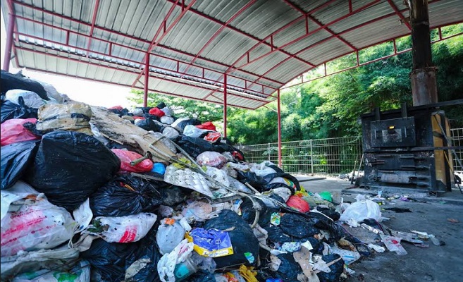 Melihat ada pengemudi atau penumpang yang buang sampah sembarangan ke jalan raya Kota Bandung? Bahkan pernah menemukan tindakan yang meresahkan publik seperti mengotori drainase dan fasilitas umum, atau buang bangkai di jalan? Satuan Polisi Pamong Praja (Satpol PP) Kota Bandung menyediakan layanan mengenai ketertiban umum dan ketentraman perlindungan masyarakat (tibumtranlinmas) yang mengatur semua permasalahan tersebut. Kepala Bidang Penegakan Produk Hukum Daerah Satpol PP Kota Bandung, Bagus Wahyudiono menyebutkan, masyarakat Kota Bandung bisa melaporkan beragam gangguan tibumtranlinmas ke nomor Pelayanan Pengaduan Masyarakat dan Publikasi di 0878-0484-0008.