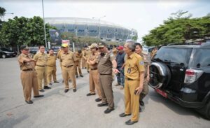 Pemerintah Kota Bandung tengah menyiapkan sejumlah sarana pendukung dengan diresmikannya, Kereta Cepat Jakarta Bandung, Whoosh. Hal itu agar masyarakat bisa lebih mudah mengakses transportasi paling canggih di Asia Tenggara tersebut. Salah satunya menyediakan fasilitas pendukung menuju dan dari Stasiun Tegalluar yang berada di Kabupaten Bandung. "Kita menyikapi bahwa kereta api cepat itu sudah diresmikan oleh bapak Presiden. Dan dari Tegalluar itu kita ketahui aksesnya ke Kota Bandung," beber Sekda Kota Bandung, Ema Sumarna, Selasa 3 Oktober 2023.