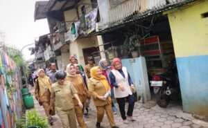 Tim Percepatan Penurunan Stunting (TPPS) Kota Bandung bersama Kementerian Koordinator Pembangunan Manusia dan Kebudayaan (Kemenko PMK) Republik Indonesia mengunjungi kepada berisiko stunting di Kecamatan Lengkong dan Kiaracondong. Kunjungan ini merupakan tindak lanjut dari evaluasi terpadu percepatan penurunan stunting di Provinsi Jawa Barat yang digelar Kemenko PMK. Hal ini juga bagian dari upaya mempercepat penurunan stunting. Asisten Deputi Ketahanan Gizi dan Promosi Kesehatan Kementerian Koordinator Pembangunan Manusia dan Kebudayaan Republik Indonesia, Jesli Natalla Marampa mengatakan, penting untuk berkunjung langsung agar ada implementasi nyata terkait intervensi penurunan stunting di lapangan.