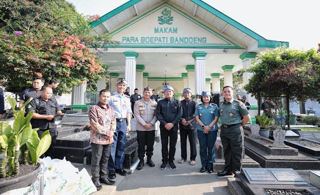 Dalam memperingati Hari Jadi Kota ke-213 Bandung (HJKB), Pemerintah Kota (Pemkot) Bandung menggelar ziarah ke makam leluhur pendiri Bandung. Lokasi tersebut tidak jauh dari pusat Kota Bandung atau Alun-Alun. Terletak di Jalan Dalem Kaum, merupakan makam pendiri Kota Bandung yang juga Bupati Bandung ke-6 (1794 – 1829), Rd. Adipati Wiranatakusumah VI (Dalem Kaum). Pada kegiatan 'nyekar' tersebut Pj. Wali Kota Bandung, Bambang Tirtoyuliono berdoa sekaligus menaburkan bunga.