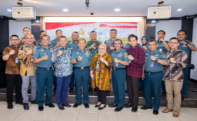 bank bjb menjalin sinergi dengan Tentara Nasional Angkatan Laut (TNI AL). Hal tersebut dilakukan dengan penandatanganan Perjanjian Kerja Sama (PKS) antara kedua belah pihak terkait pemanfaatan produk, jasa dan layanan perbankan. Penandatanganan PKS dilaksanakan pada Rabu (8/11) di Ruang Rapat Diskual Gedung B4 Lantai 3 Mabes TNI AL Cilangkap, Jakarta. PKS ditandatangani oleh Direktur Konsumer dan Ritel bank bjb Suartini dan Kepala Dinas Keuangan Angkatan Laut (Kadiskual) Laksamana Pertama TNI Imam Subarkah SE., MM., CFrA., CRMP. Kerjasama dalam bentuk penyaluran fasilitas produk, jasa dan layanan perbankan bagi personel TNI AL yang juga mencakup produk Dana Pensiun Lembaga Keuangan/DPLK (bjb Siap), produk simpanan, produk pinjaman dan lainnya.