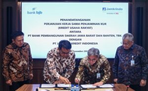 bank bjb dan PT Jaminan Kredit Indonesia (Jamkrindo) secara resmi menandatangani Perjanjian Kerja Sama (PKS) Penjaminan Kredit Usaha Rakyat (KUR). Penandatanganan ini berlangsung di T-Tower bank bjb, Rabu (1/11). Penandatanganan PKS dilakukan oleh Direktur Operasional bank bjb Tedi Setiawan dengan didampingi oleh Direktur Utama bank bjb Yuddy Renaldi serta ditandatangani Direktur Bisnis Penjaminan Jamkrindo Henry Panjaitan dengan didampingi oleh Direktur Utama Jamkrindo Akhmad Purwakajaya. bank bjb dan Jamkrindo, yang merupakan lembaga yang ditunjuk oleh Pemerintah, telah lama bekerja sama dalam penyaluran dan penjaminan Kredit Usaha Rakyat (KUR), kembali bersinergi untuk bersama-sama mendukung program pemerintah dalam meningkatkan akses pembiayaan kepada Usaha Mikro, Kecil, dan Menengah (UMKM).