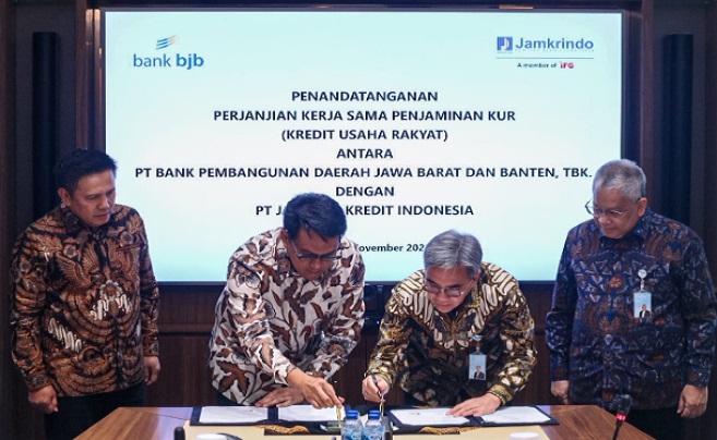 bank bjb dan PT Jaminan Kredit Indonesia (Jamkrindo) secara resmi menandatangani Perjanjian Kerja Sama (PKS) Penjaminan Kredit Usaha Rakyat (KUR). Penandatanganan ini berlangsung di T-Tower bank bjb, Rabu (1/11). Penandatanganan PKS dilakukan oleh Direktur Operasional bank bjb Tedi Setiawan dengan didampingi oleh Direktur Utama bank bjb Yuddy Renaldi serta ditandatangani Direktur Bisnis Penjaminan Jamkrindo Henry Panjaitan dengan didampingi oleh Direktur Utama Jamkrindo Akhmad Purwakajaya. bank bjb dan Jamkrindo, yang merupakan lembaga yang ditunjuk oleh Pemerintah, telah lama bekerja sama dalam penyaluran dan penjaminan Kredit Usaha Rakyat (KUR), kembali bersinergi untuk bersama-sama mendukung program pemerintah dalam meningkatkan akses pembiayaan kepada Usaha Mikro, Kecil, dan Menengah (UMKM).