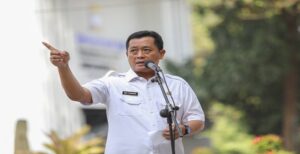 erbagai upaya dilakukan Pemerintah Kota (Pemkot) Bandung dalam mengatasi darurat sampah yang sudah terjadi sejak 19 Agustus 2023 silam. Salah satunya membuka potensi kolaborasi dengan Pemerintah Kabupaten (Pemkab) Sumedang. Sekretaris Daerah Kota Bandung, Ema Sumarna menyebut, pada Kamis 2 November 2023 ia akan mengunjungi satu lahan di kawasan Cijeruk, Kabupaten Sumedang. Ia berharap segera terjalin kerja sama antara Pemkot Bandung dan Pemkab Sumedang untuk menangani sekitar 35.000 ton sampah yang masih tertahan di 24 TPS Kota Bandung.