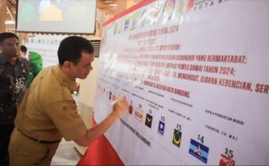 Jelang pemilu serentak yang tinggal beberapa bulan lagi, Kota Bandung beserta daerah lain di Jawa Barat dan Banten mendeklarasikan damai pemilu tahun 2024. Deklarasi Kota Bandung diadakan di Pendopo, Senin 6 November 2023. Sedangkan secara terpusat diadakan di Ciamis. Kepala Badan Kesatuan Bangsa dan Politik (Kesbangpol) Kota Bandung, Bambang Sukardi memaparkan, pelaksanaan deklarasi damai terpusat di Kabupaten Ciamis, diikuti secara virtual dari berbagai unsur. "Ini merupakan langkah yang strategis untuk menciptakan situasi aman dan kondusif di berbagai tempat," jelas Bambang.