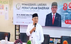 Anggota DPRD Jawa Barat (Jabar) dari Komisi III Fraksi PKS, Abdul Jabar Majid, menyosialisasikan Peraturan Daerah (Perda) Nomor 15 Tahun 2017 tentang Pengembangan Ekonomi Kreatif. Sosialisasi peraturan daerah tersebut dilakukan Abdul Jabar Majid di Villa Gading Harapan Blok BE Jl. Nakula 4 Rt. 04/46 Kel. Bahagia Kec. Babelan. Sabtu (02/12/2023). Menurutnya, dengan adanya perda tersebut diharapkan para pelaku usaha dapat lebih mudah dalam mencari komoditas, baik produk makanan maupun kerajinan lokal yang bisa dikembangkan