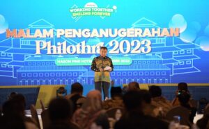 Pemdaprov Jabar memberikan anugerah Philothra kepada aparatur sipil negara, perangkat daerah, serta pemda kabupaten dan kota yang dinilai paling taat membayar pajak kendaraan bermotor baik kendaraan pribadi maupun dinas. Ikut menerima anugerah, dari perusahaan swasta dan perusahaan daerah atau BUMD. Anugerah tidak sebatas pajak kendaraan bermotor saja, tapi juga pajak air permukaan dan pajak rokok. Anugerah diberikan langsung Penjabat Gubernur Jabar Bey Machmudin pada sebuah acara bertajuk 'Malam Anugerah Philothra Tahun 2023' di Hotel Mason Pine, Padalarang, Kabupaten Bandung Barat, Rabu (27/12/2023).