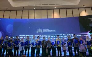 Pemerintah Kota (Pemkot) Bandung meraih penghargaan penyelenggaraan statistik sektoral 2023 Anindhita Wistara Data atas Evaluasi Penyelenggaraan Statistik Sektoral (EPSS) dengan predikat baik. Penghargaan tersebut diberikan oleh Badan Pusat Statistik (BPS) dalam acara Diseminasi Hasil Sensus Pertanian 2023 Tahap I di Hotel Ritz Carlton, Jakarta pada hari Senin, 4 Desember 2023. Kota Bandung meraih Penghargaan Anindhita Whistara Data sebagai Satuan Kerja dengan Nilai Indeks 3.02 (Baik), Kategori Pemerintah Kab/Kota Penghargaan tersebut diterima Pj Wali Kota Bandung, Bambang Tirtoyuliono yang diwakili Kepala Dinas Komunikasi dan Informatika Kota Bandung, Yayan Ahmad Brilyana.