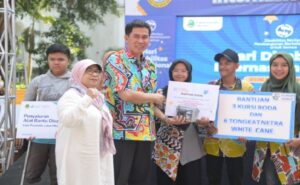 Pemda Provinsi Jabar berkomitmen dalam meningkatkan peran dan partisipasi penyandang disabilitas dalam berbagai aspek pembangunan dan kehidupan sosial, budaya, dan ekonomi. Hal itu dikemukakan Penjabat Sekretaris Daerah Provinsi JabarTaufiq Budi Santoso saat menghadiri peringatan Hari Disabilitas Internasional Tingkat Provinsi Jawa Barat Tahun 2023 di halaman depan Gedung Sate, Kota Bandung, Sabtu (16/12/2023). Dalam sambutanya, Taufiq mengatakan bahwa Hari Disabilitas Internasional merupakan momentum perayaan yang senantiasa mengingatkan semua pihak untuk selalu berupaya mendorong perwujudan inklusi dan membuka kesempatan yang seluas-luasnya bagi setiap warga negara, termasuk penyandang disabilitas untuk dapat perpartisipasi aktif dalam pembangunan di Indonesia khususnya di Jabar.